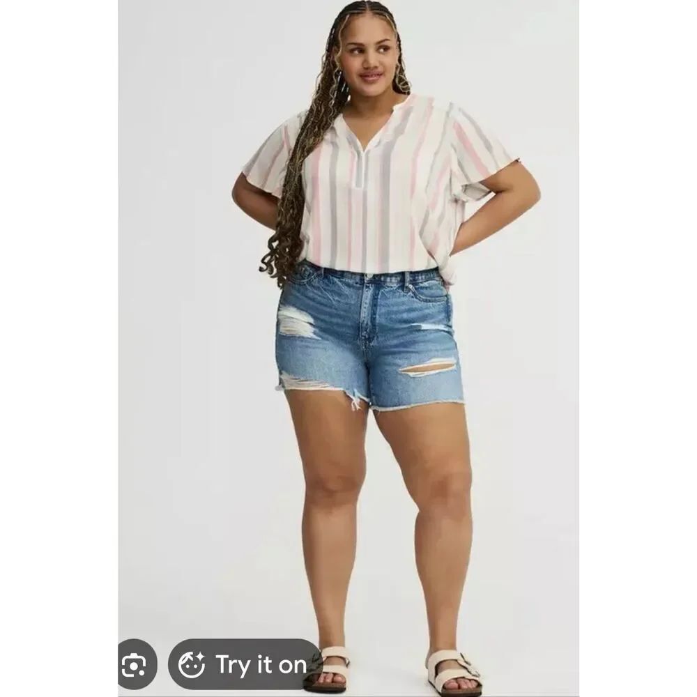 Torrid Medium Wash Blue Distressed Denim Raw Hem Bermuda Jean Shorts Size 16